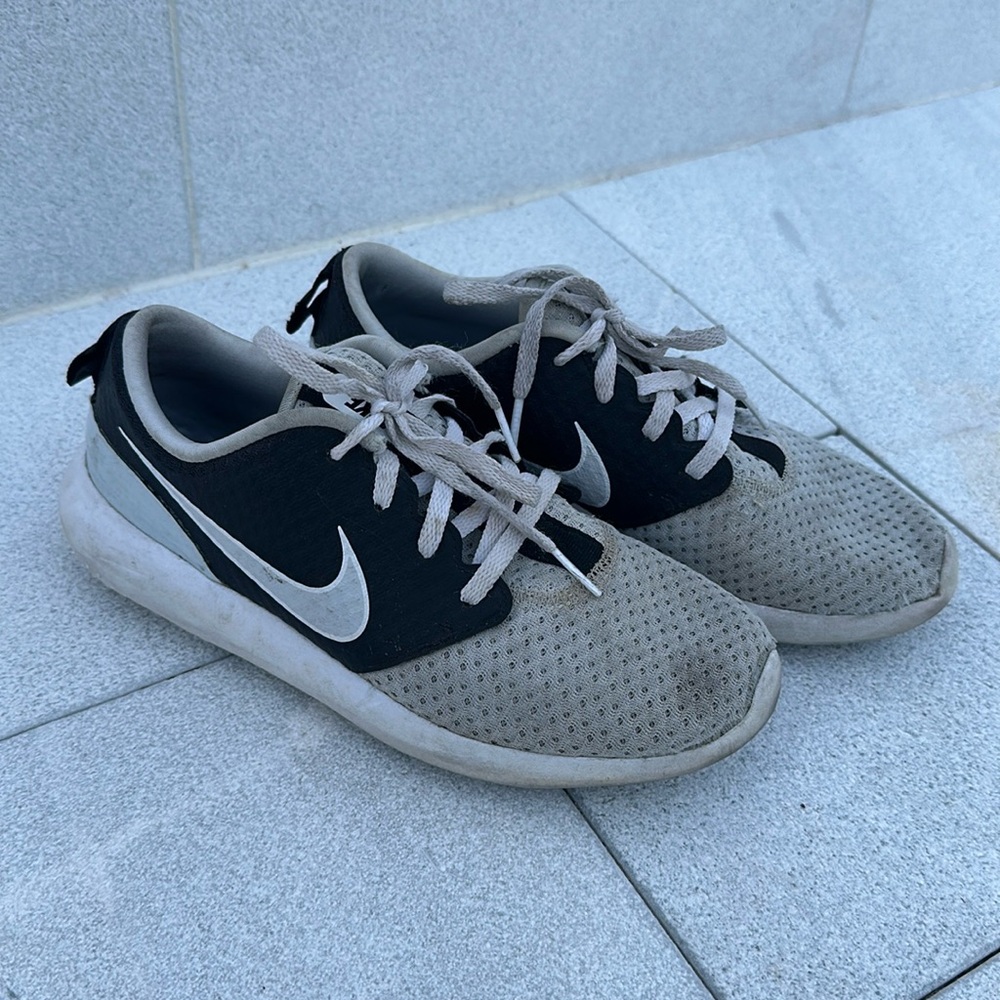 Boys size 4 Nike Roshe Golf Shoes